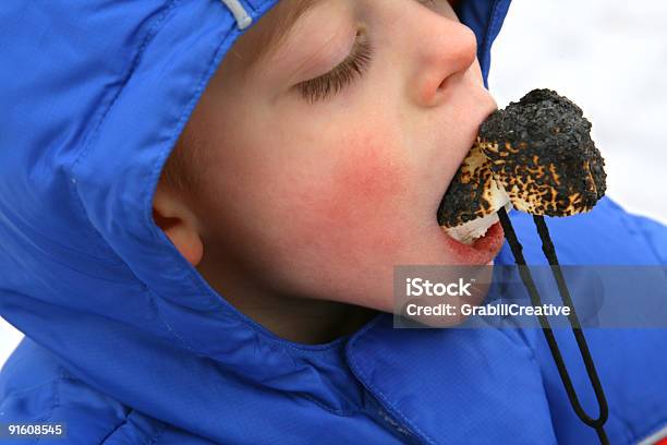 Foto de Rapaz Comendo Marshmallow e mais fotos de stock de Comer - Comer, Inverno, Meninos