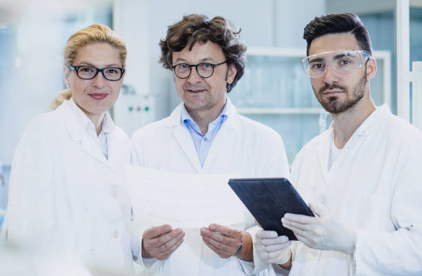 istock Portrait of a science team in the laboratory 916091536