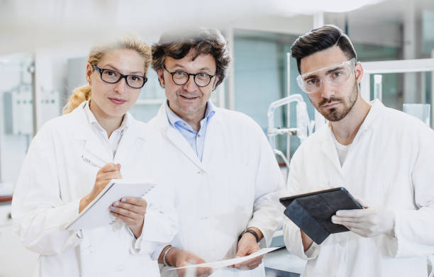 istock Portrait of a science team in the laboratory 916091542