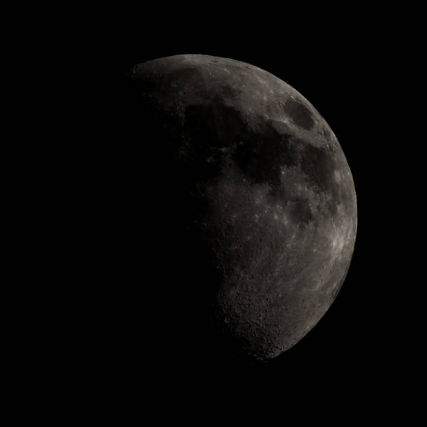 istock High contrast Gibbous moon 916091652