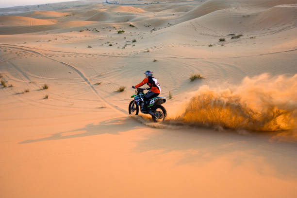 砂漠でマウンテン バイクの汚れ - capital city trail ストックフォトと画像
