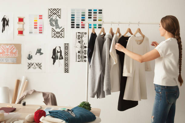 weibliche mode-designer arbeitet an neuen damenkollektion in - owner embroidery small business indoors stock-fotos und bilder