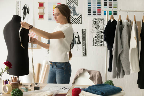 居心地の良いクリエイティブなデジでマネキンを測定女性ファッション ・ デザイナー - owner embroidery small business indoors ストックフォトと画像