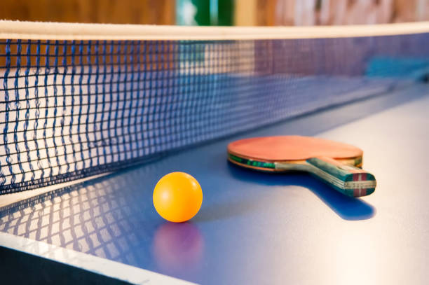 ping pong - racchetta, palla, tavolo - tennis court tennis racket forehand foto e immagini stock