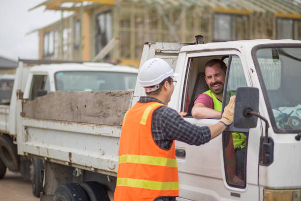 travailleurs de la construction site parler avant de quitter le chantier - protective workwear bricklayer manual worker construction photos et images de collection