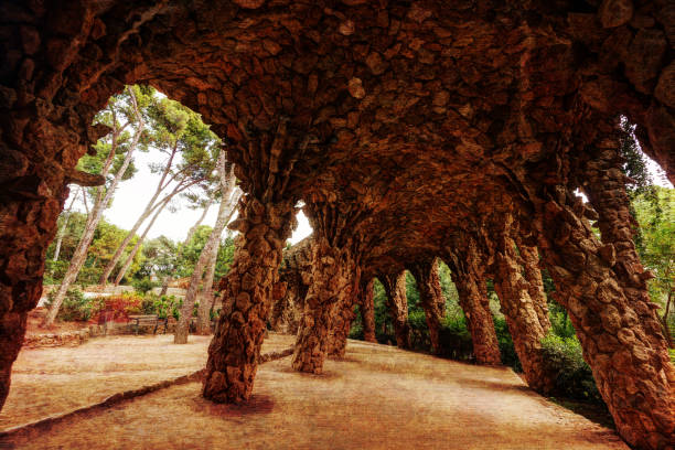 park güell barcelona - antonio gaudi outdoors horizontal barcelona zdjęcia i obrazy z banku zdjęć