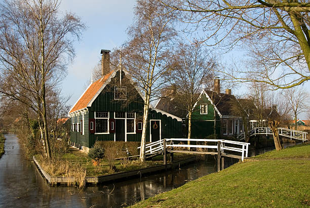 dutch casas - zaanse schans bridge house water - fotografias e filmes do acervo