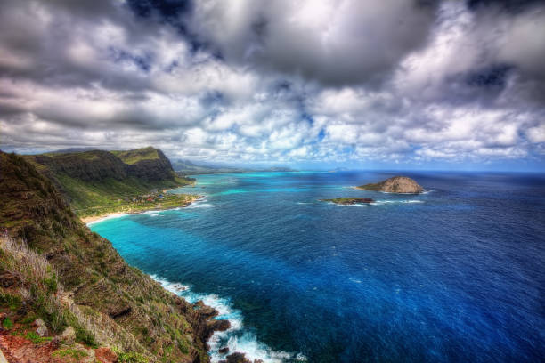 istock Hawaii Coast Road and Lighthouse 916102876