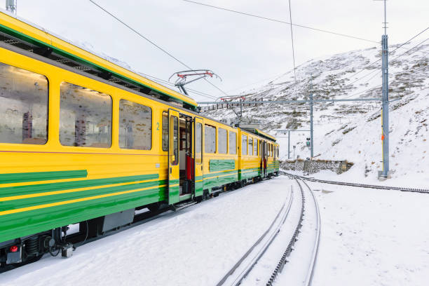 el ferrocarril del jungfrau - jungfrau train winter wengen fotografías e imágenes de stock