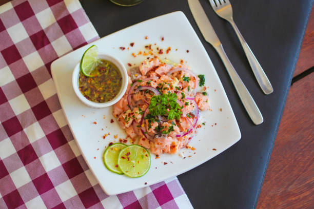 ceviche de saumon - tostada photos et images de collection