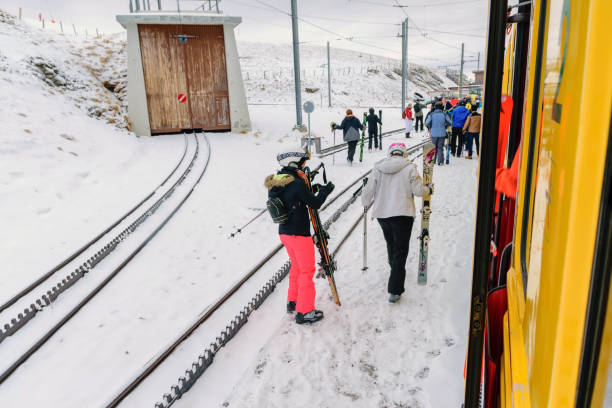 viaje a suiza en invierno - jungfrau train winter wengen fotografías e imágenes de stock