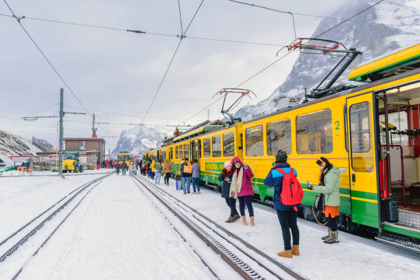 reisen schweiz im winter - jungfrau train winter wengen stock-fotos und bilder