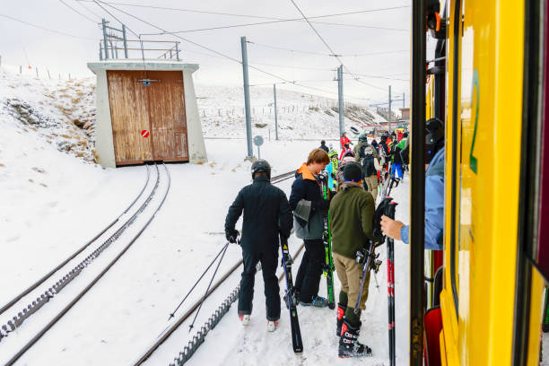 reisen schweiz im winter - jungfrau train winter wengen stock-fotos und bilder