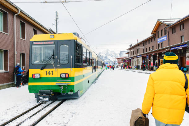 viaje a suiza en invierno - jungfrau train winter wengen fotografías e imágenes de stock