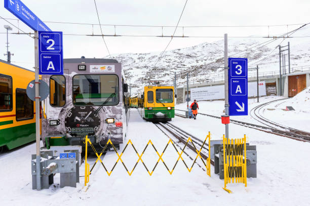 viaje a suiza en invierno - jungfrau train winter wengen fotografías e imágenes de stock