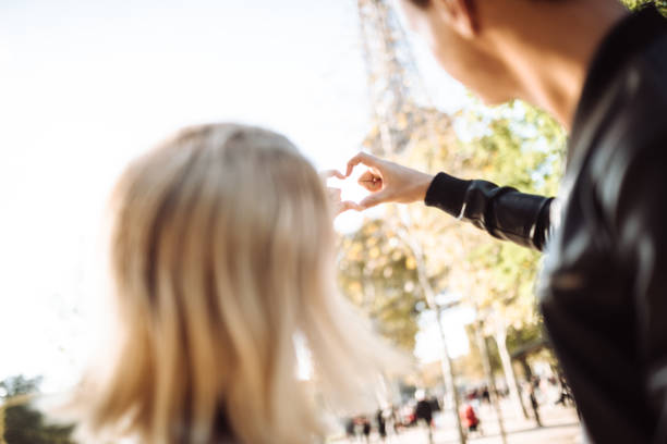 istock couple at paris doing an heart shape 916118052