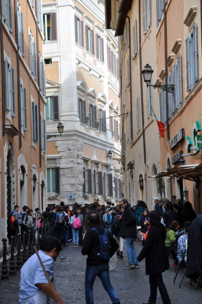 rues étroites de rome, en italie - 11901 photos et images de collection