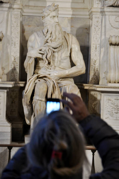 mulher de fotografar a estátua de moisés por michelangelo - 16620 - fotografias e filmes do acervo