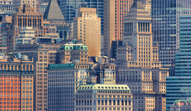 nahaufnahme von gebäuden in der wall street - lower manhattan skyline new york city city stock-fotos und bilder