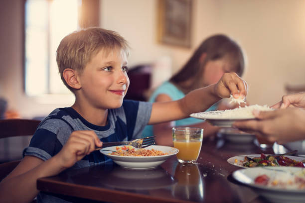istock Family enjoying spaghetti lunch 916132354