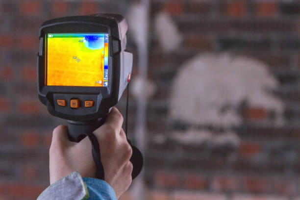 thermal image of heat leak through windows - home inspection imagens e fotografias de stock