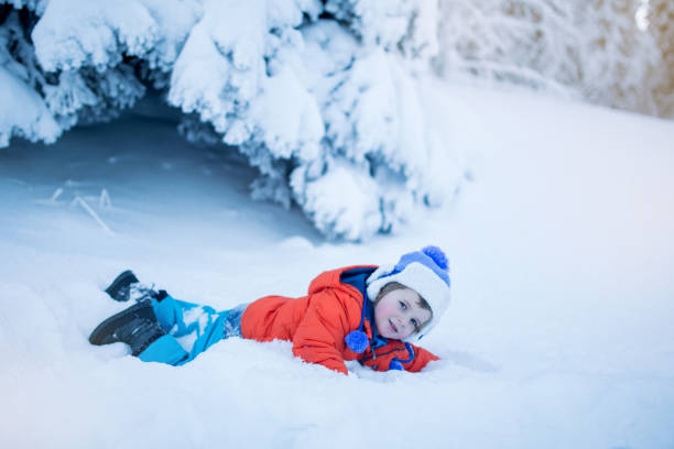 juegos en la nieve - confucian forest fotografías e imágenes de stock