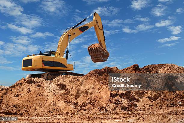 Excavator Buldożer W Sandpit - zdjęcia stockowe i więcej obrazów Plac budowy - Plac budowy, Machinery, Przemysł budowlany