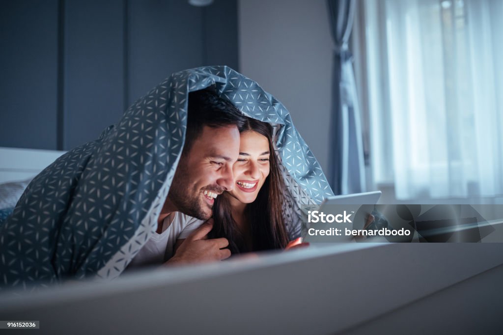 Wir weinen und lachen zusammen - Lizenzfrei Bett Stock-Foto