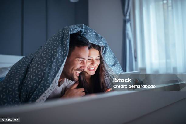 Wir Weinen Und Lachen Zusammen Stockfoto und mehr Bilder von Bett - Bett, Paar - Partnerschaft, Tablet PC