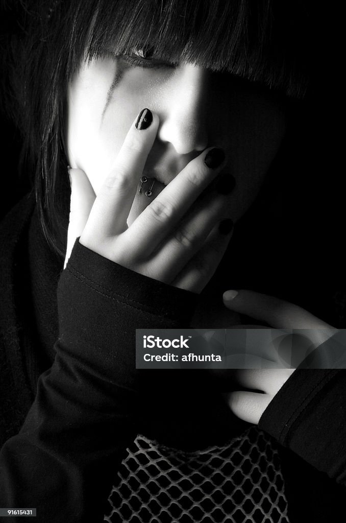 Депрессия молодая девушка в - Стоковые фото Вертикальный роялти-фри