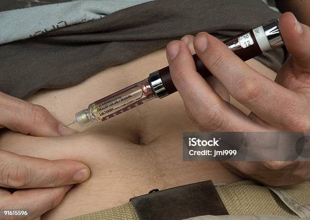 Homem Com Diabetes Prepara Para Administrar A Insulina - Fotografias de stock e mais imagens de Medicação