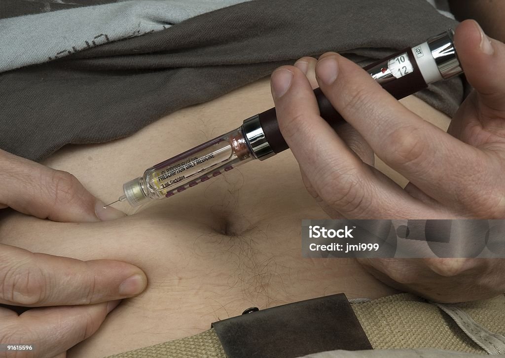 Человек с сахарного диабета готовит вводить Инсулин - Стоковые фото Лекарство роялти-фри