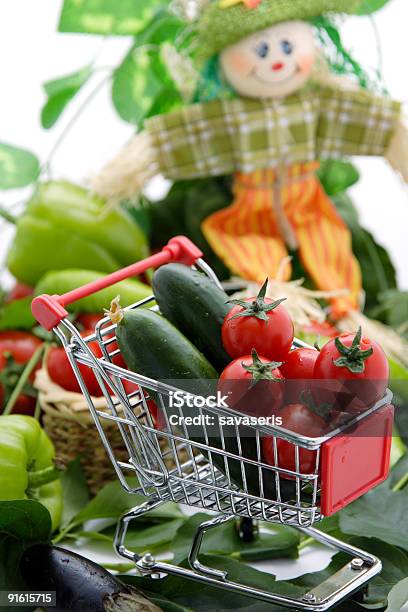 Cesta De Compras Foto de stock y más banco de imágenes de Alimento - Alimento, Carrito de la compra, Color - Tipo de imagen