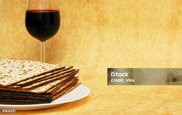 Matzot E Vino Rosso Symbols Di Pasqua Ebraica - Fotografie stock e altre immagini di Alchol - Alchol, Cibo, Composizione orizzontale