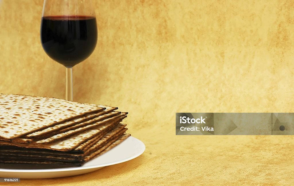 Matzot и красное вино -symbols для Песах - Стоковые фото Алкоголь - напиток роялти-фри