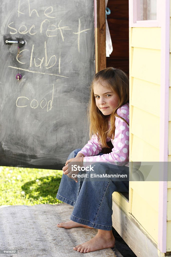 Linda garota sentada olhando para a câmera - Foto de stock de Adolescente royalty-free