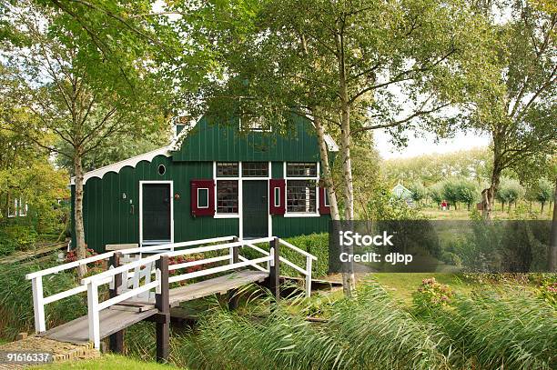 Casa In Legno Tradizionali Olandese - Fotografie stock e altre immagini di Albero - Albero, Casa, Casetta di campagna