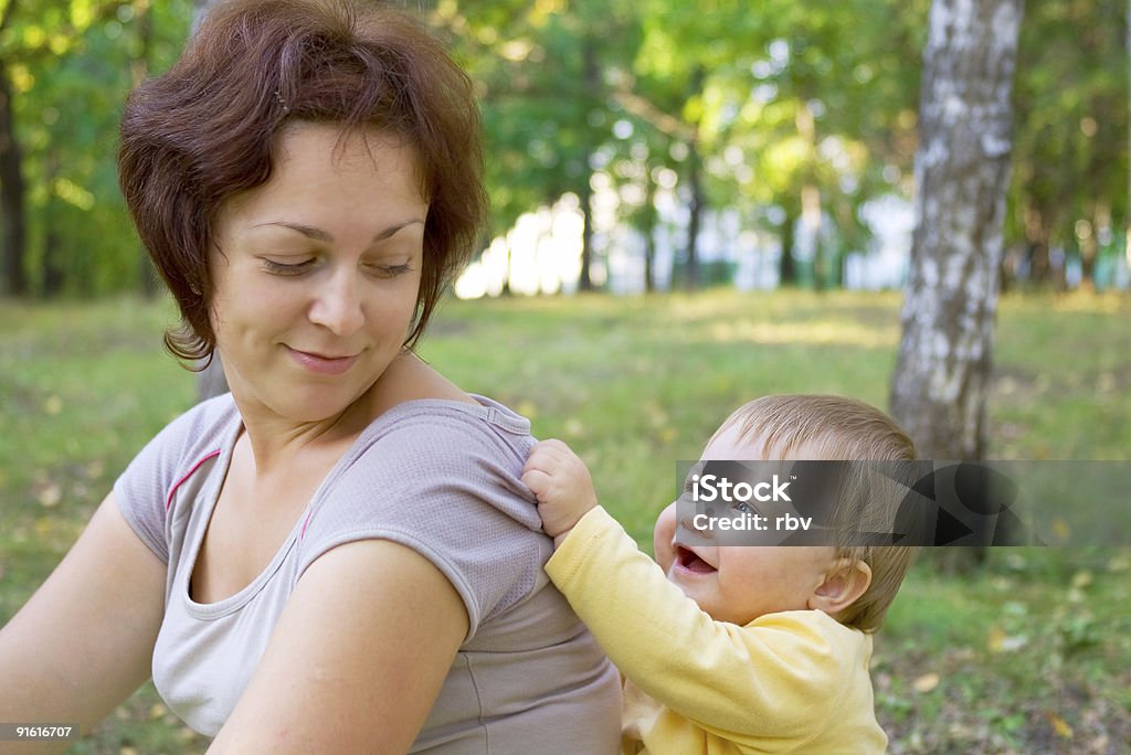 Bebê com a mãe em madeira - Foto de stock de Adulto royalty-free