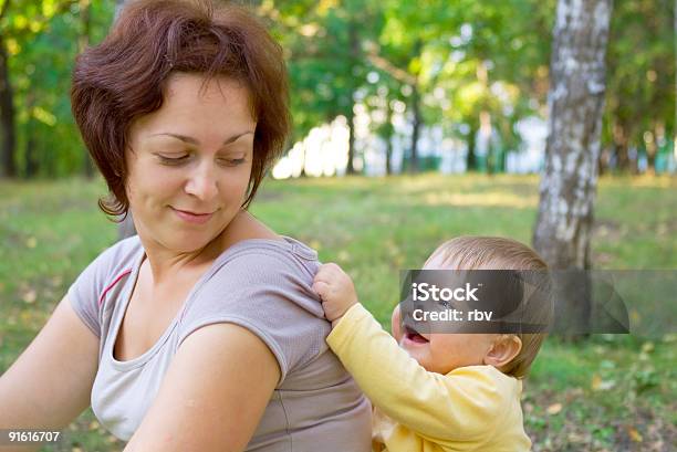 Foto de Bebê Com A Mãe Em Madeira e mais fotos de stock de Adulto - Adulto, Alegria, Amor