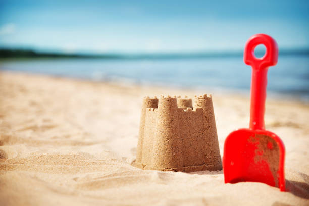 château de sable sur la mer en été - sandcastle photos et images de collection