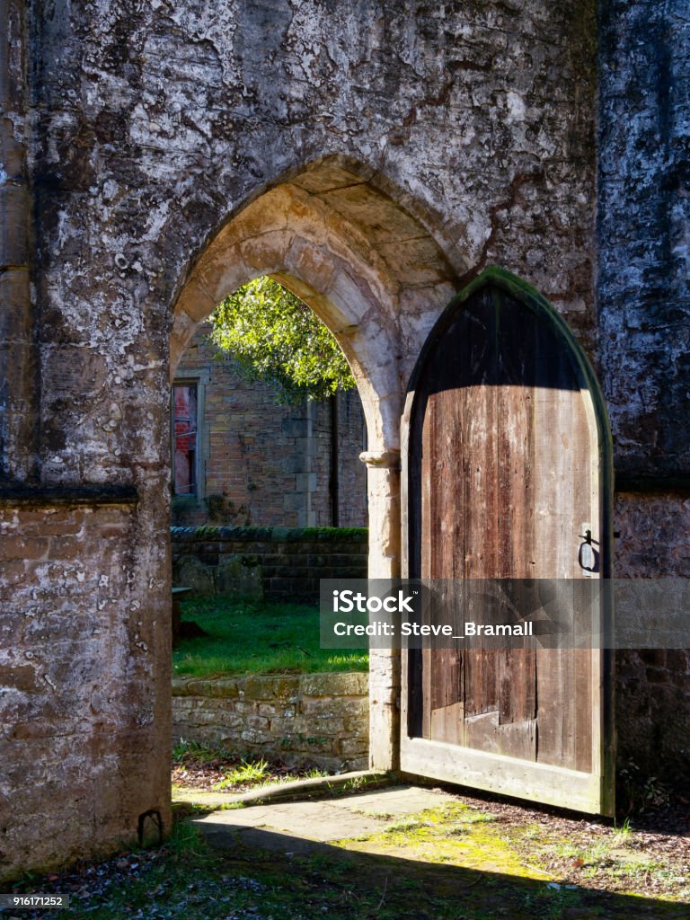Derlect Puerta De La Iglesia Con La Puerta Abierta Foto de stock y más banco de imágenes de Aire libre - Aire libre, Alrededor del siglo XIII, Antiguo - iStock Derlect Puerta De La Iglesia Con La Puerta Abierta Foto de stock y más banco de imágenes de Aire libre - Aire libre, Alrededor del siglo XIII, Antiguo - iStock