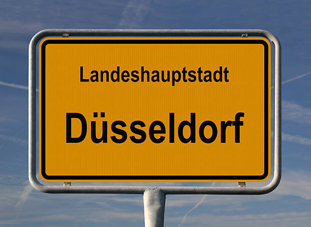ortsschild landeshauptstadt デュッセルドルフ - street name sign ストックフォトと画像