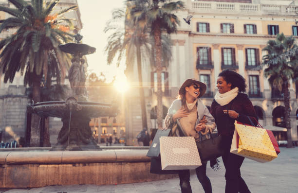 mujeres felices de compras en barcelona - travel europe sunset winter fotografías e imágenes de stock