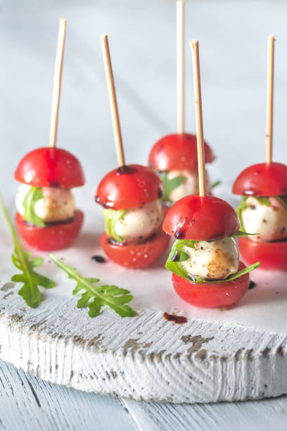 caprese sałatka przeskok przekąski - salad mozzarella food balsamic vinegar zdjęcia i obrazy z banku zdjęć