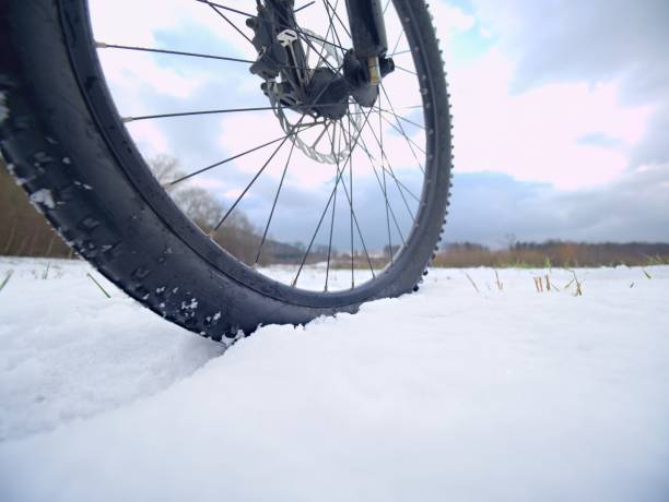 겨울 눈 mountine 자전거를 타고입니다. 극단적인 날씨, 필드, 뷰 닫기에 미 끄 러운도 - felly 뉴스 사진 이미지