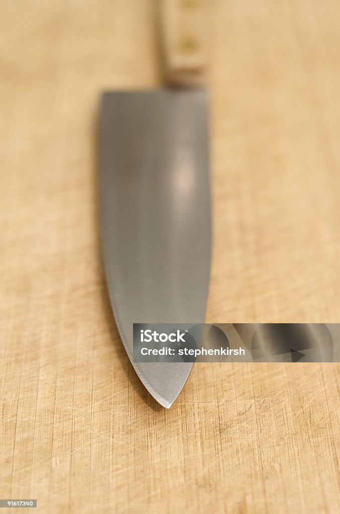Grande cucina di coltello su un tagliere - Foto stock royalty-free di Ambientazione interna