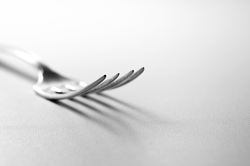 Вилка на столе. Столовый прибор на белом воне. Натюрморт. Fork on a table. Tableware on white to won. Still life.