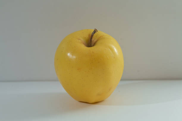 Golden apple delicious isolated on white background. Clipping Path. Full depth of field. fresh apple isolated on white background . manzana dorada deliciosa aislada sobre fondo blanco. trazado de recorte. profundidad de campo. manzana fresca aislado sobre fondo blanco. maduro verde brillante alargada con un matiz amarillo y marrón puntos apple grado semerenko aislado sobre fondo blanco