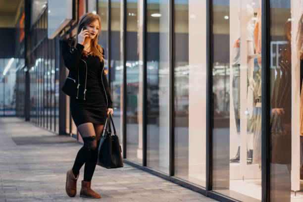 istock Girls go shopping 916176276