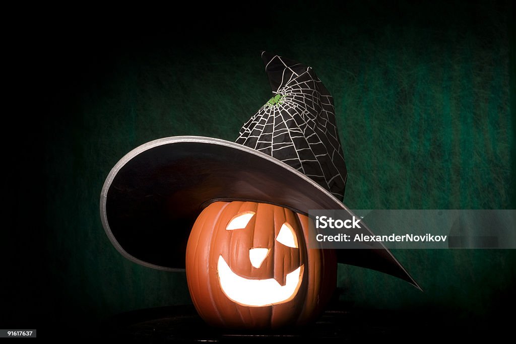 Linterna de halloween en el sombrero de bruja. - Foto de stock de Calabaza gigante libre de derechos